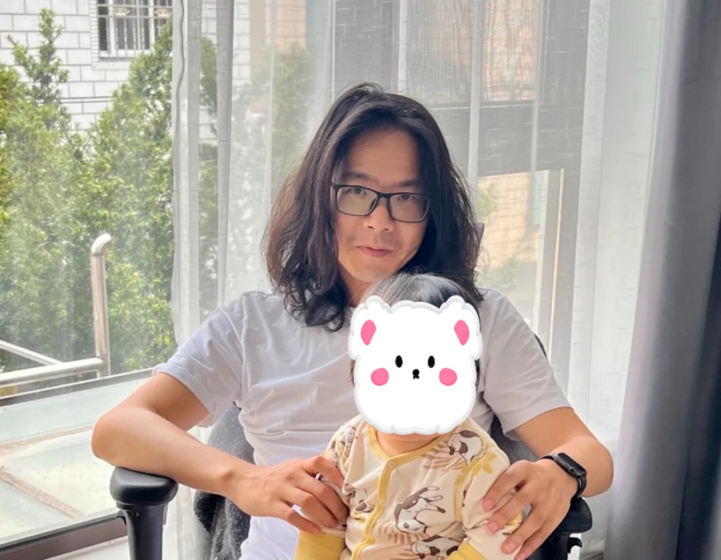 “替你保管的长发还给你了!”男教师蓄长发赠与化疗女孩 “替你保管的长发还给你了!”男教师蓄长发赠与化疗女孩