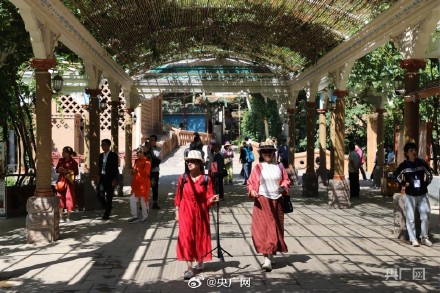 吐鲁番火焰山已备好冰袋和冰镇西瓜 吐鲁番火焰山已备好冰袋和冰镇西瓜