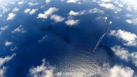 乘伞花去逐浪！直击海上跳伞训练