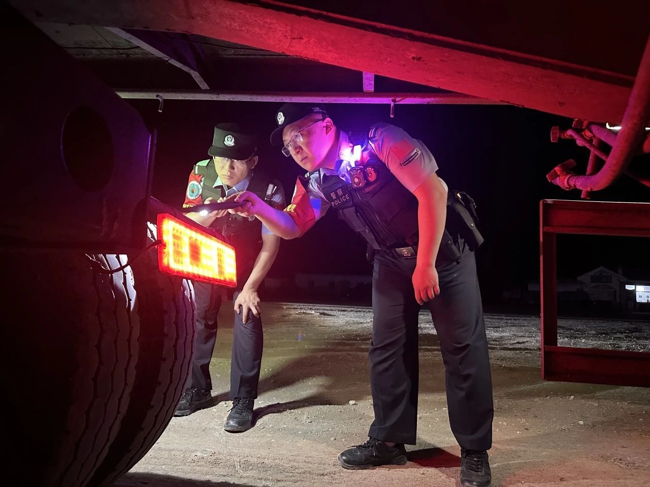 移民管理警察见证，嫦娥六号平安回家！