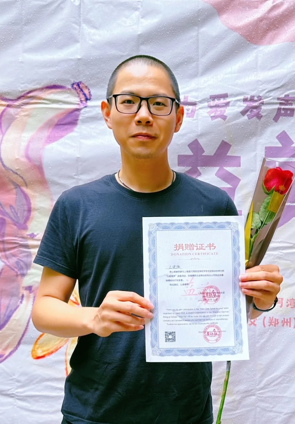 “替你保管的长发还给你了!”男教师蓄长发赠与化疗女孩 “替你保管的长发还给你了!”男教师蓄长发赠与化疗女孩