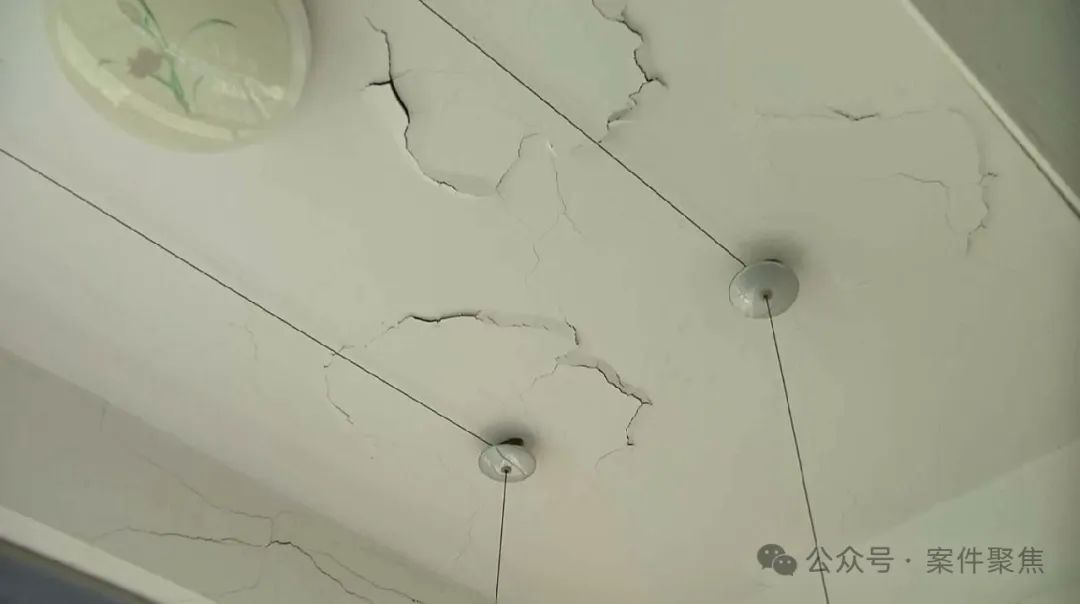 沪一15年房龄小区开裂不断,人在家中坐,墙体从天掉… 沪一15年房龄小区开裂不断,人在家中坐,墙体从天掉…