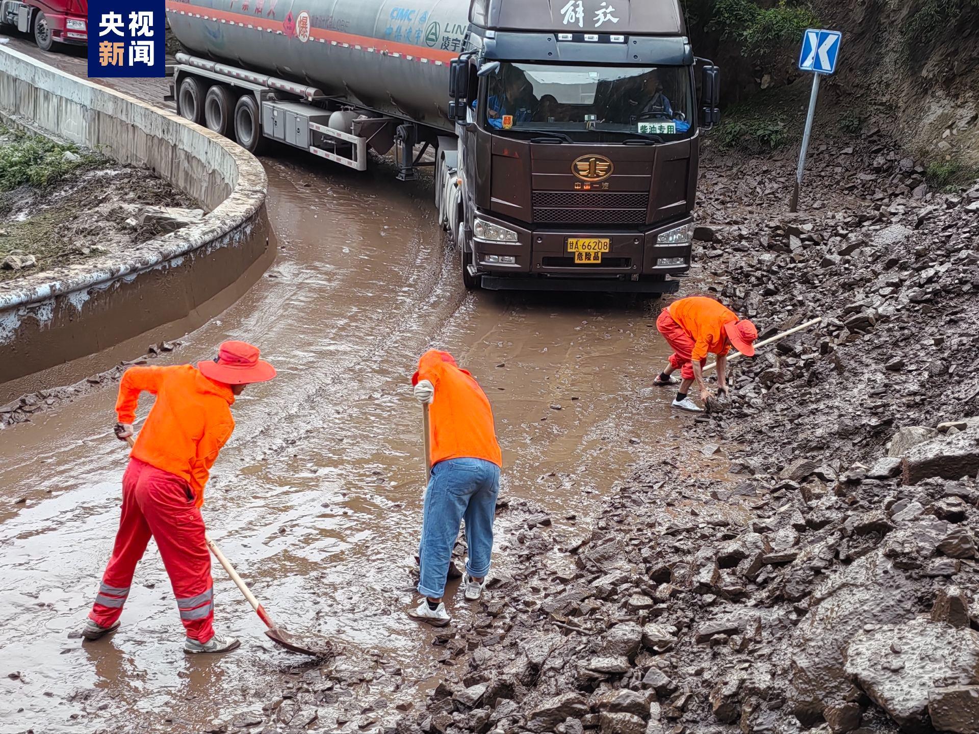 强降雨致甘肃迭部S210线部分路段受阻 已恢复半幅通行 强降雨致甘肃迭部S210线部分路段受阻 已恢复半幅通行