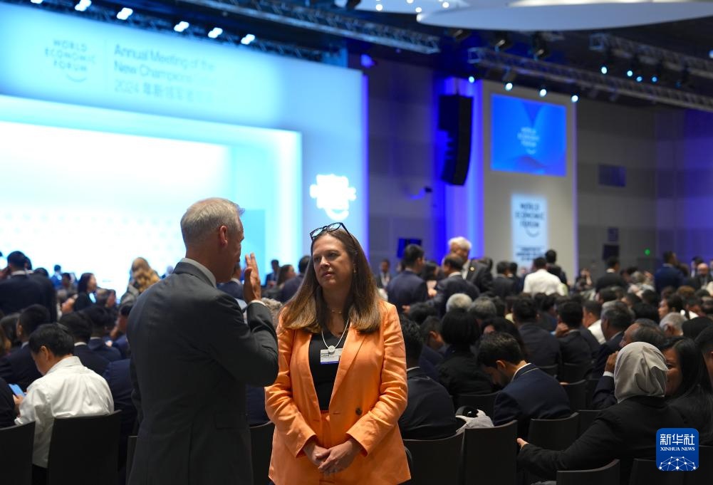 夏季达沃斯论坛丨嘉宾交流沟通畅谈未来 夏季达沃斯论坛丨嘉宾交流沟通畅谈未来