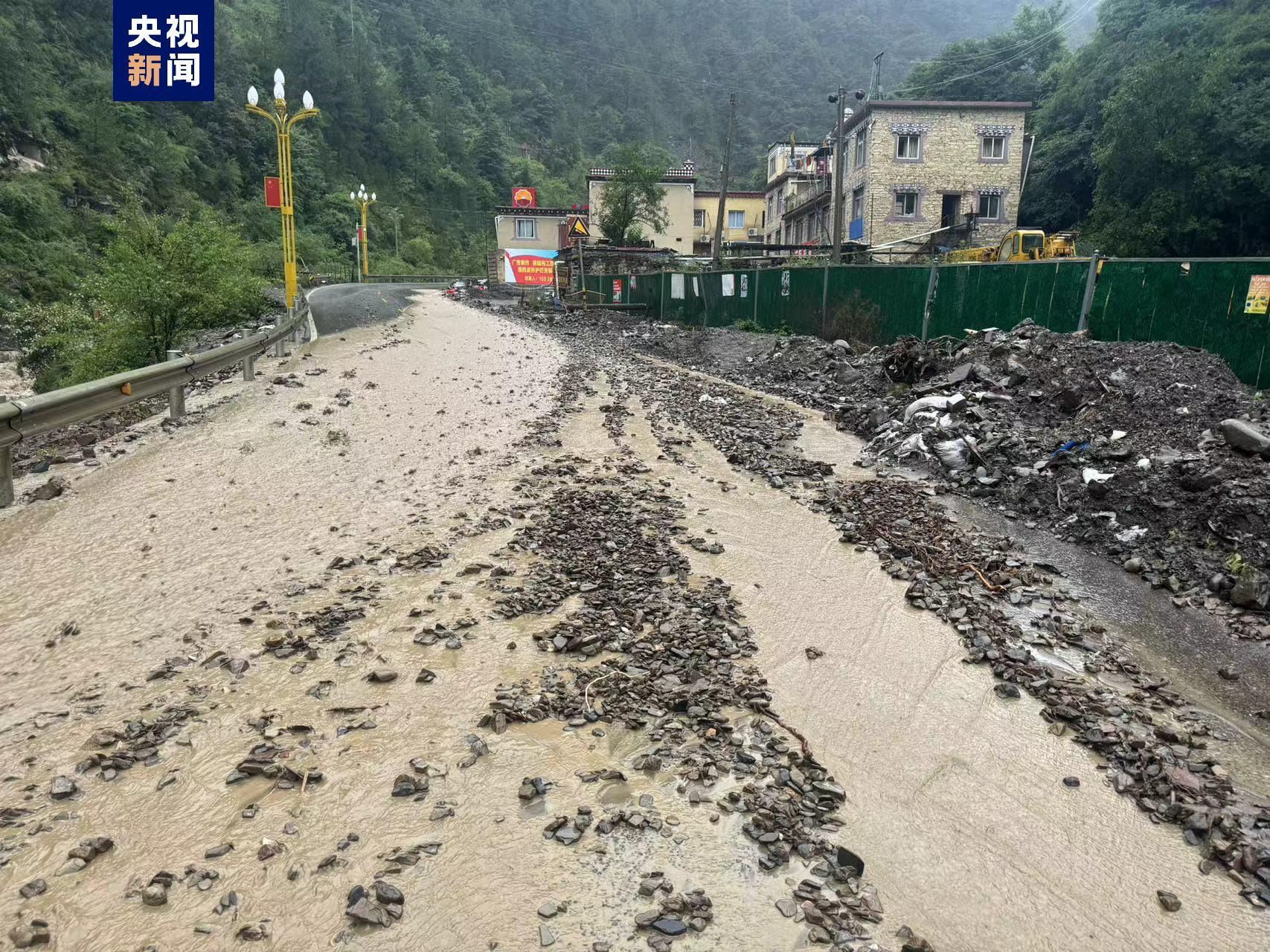 6月26日6时30分,g318线四川甘孜州雅江县河口镇本大宗村k2993 800处