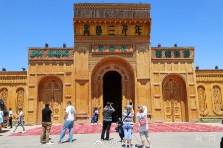 吐鲁番火焰山已备好冰袋和冰镇西瓜 吐鲁番火焰山已备好冰袋和冰镇西瓜