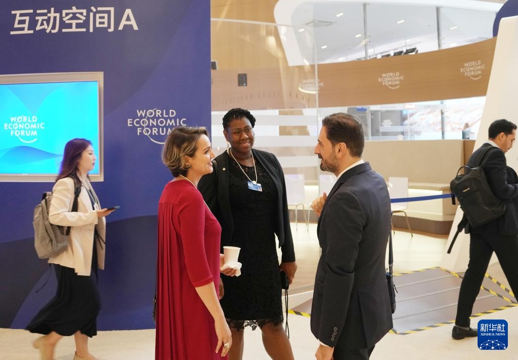 夏季达沃斯论坛丨嘉宾交流沟通畅谈未来 夏季达沃斯论坛丨嘉宾交流沟通畅谈未来