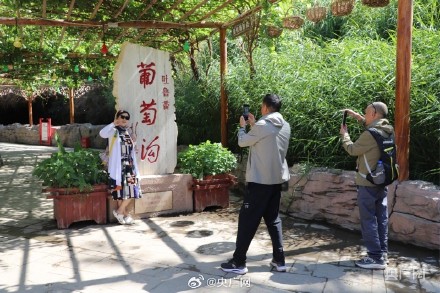 吐鲁番火焰山已备好冰袋和冰镇西瓜 吐鲁番火焰山已备好冰袋和冰镇西瓜