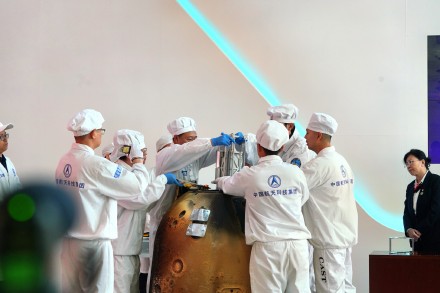 嫦娥六号返回舱在京开舱