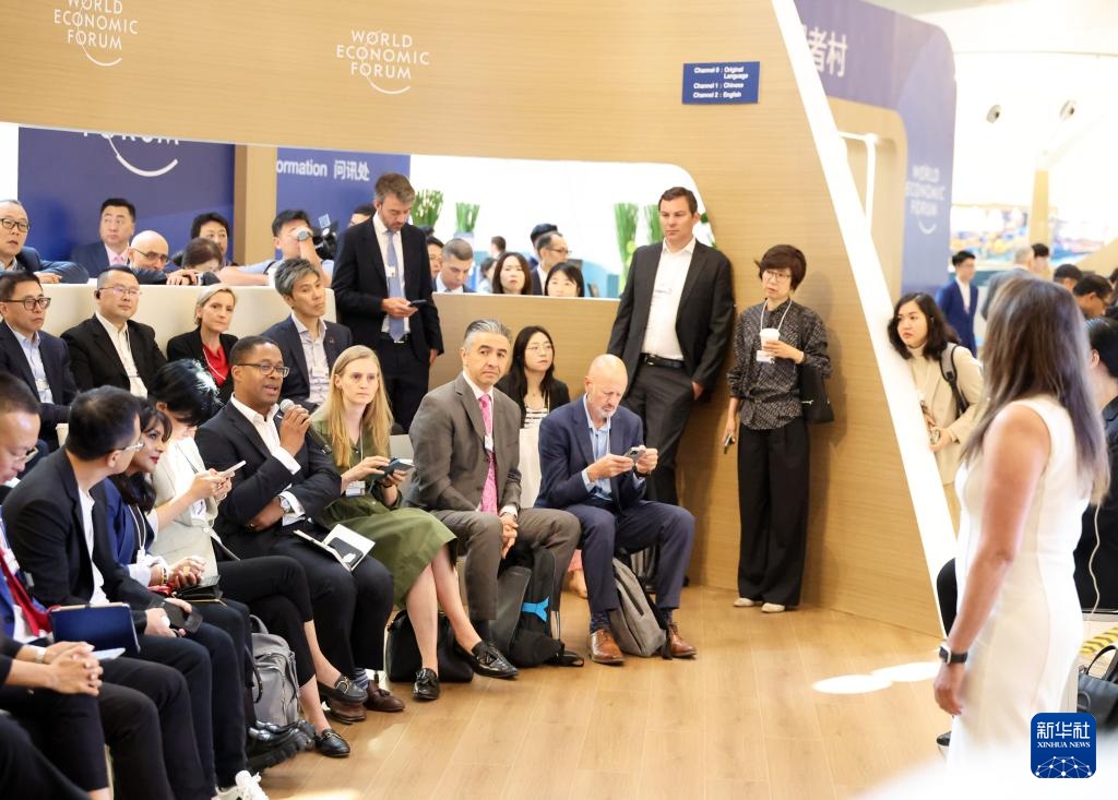 夏季达沃斯论坛丨嘉宾交流沟通畅谈未来 夏季达沃斯论坛丨嘉宾交流沟通畅谈未来