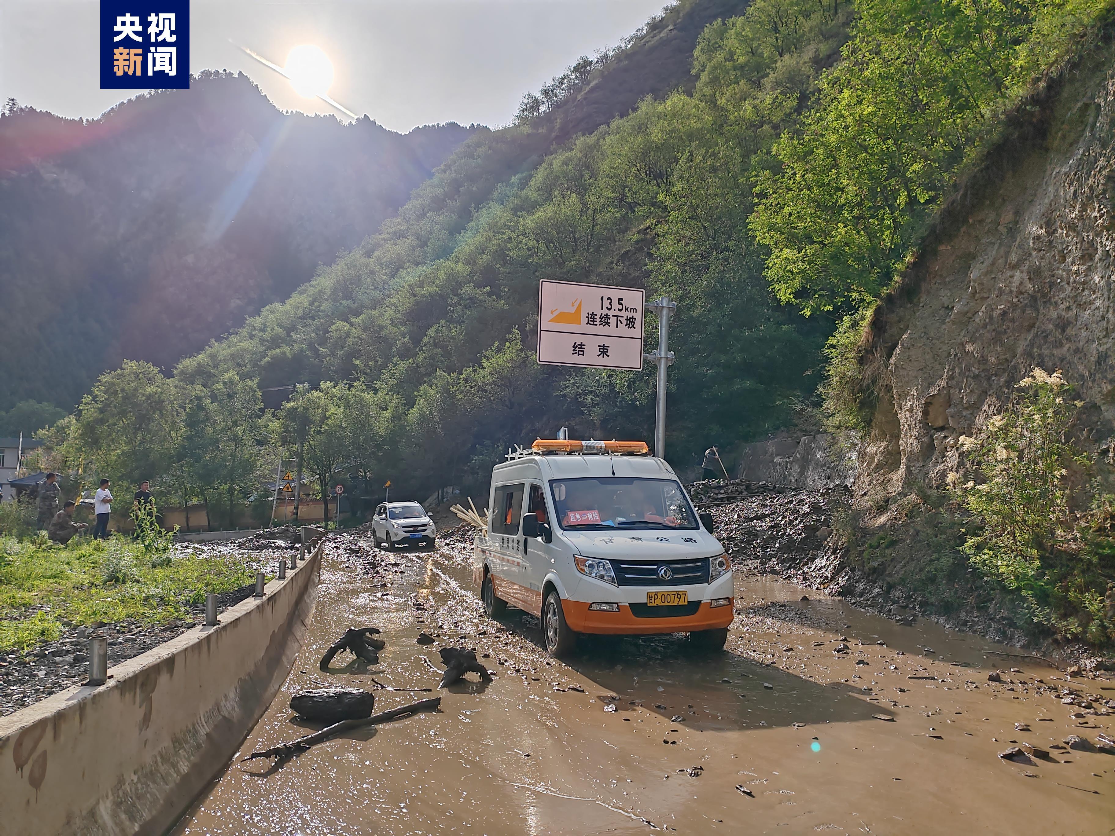 强降雨致甘肃迭部S210线部分路段受阻 已恢复半幅通行 强降雨致甘肃迭部S210线部分路段受阻 已恢复半幅通行