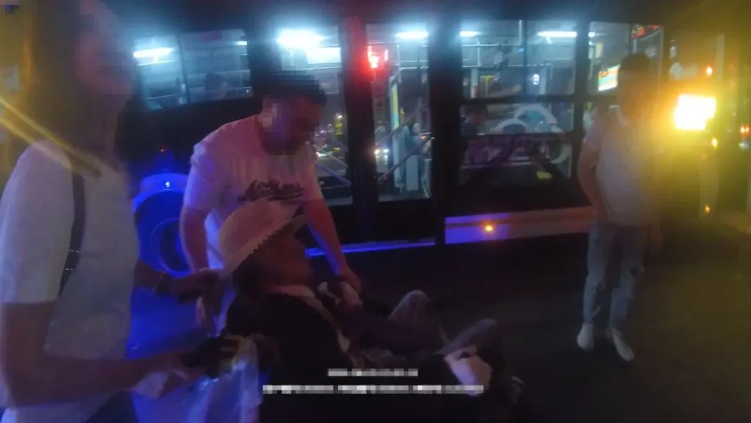 惊险！轮椅老人高架逆行，警民携手暖心护送