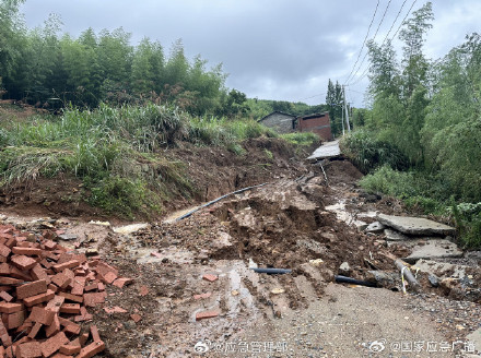 福建松溪发生山体滑坡2天前就有征兆 滑坡共致28栋房屋损毁、倒塌,村民已提前撤离 福建松溪发生山体滑坡2天前就有征兆 滑坡共致28栋房屋损毁、倒塌,村民已提前撤离