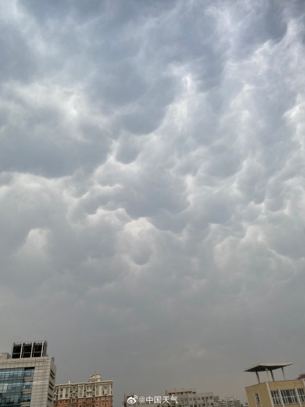 北京出现大片乳状云 大部将有雷雨或影响晚高峰