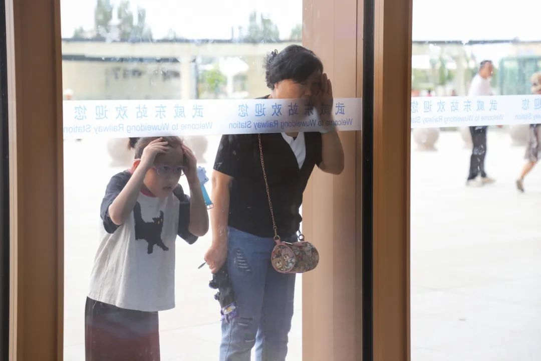 好多人!这座高铁站还没投用,就被围观了…… 好多人!这座高铁站还没投用,就被围观了……