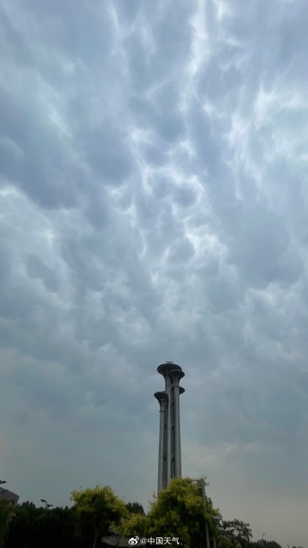北京出现大片乳状云 大部将有雷雨或影响晚高峰