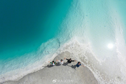 惊艳!青海翡翠湖晶莹剔透美如宝石 惊艳!青海翡翠湖晶莹剔透美如宝石