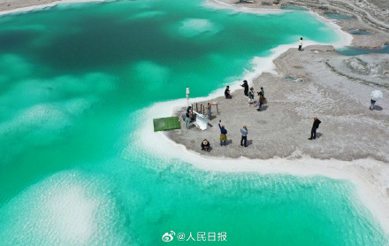 惊艳!青海翡翠湖晶莹剔透美如宝石 惊艳!青海翡翠湖晶莹剔透美如宝石