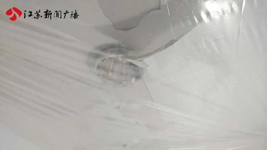 小区顶楼变“水帘洞” 屋内损失谁承担？