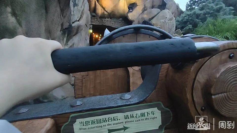 大批游客吐槽：最近去上海迪士尼玩这个项目，“滂臭”！“洗五遍还有味儿……”