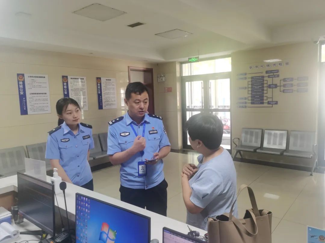 辅警与派出所所长聊天记录被投户外大屏，00后干的！