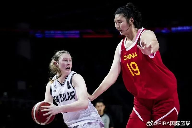 “女版姚明”44分硬控对手！山东姑娘张子宇，进击的巨人