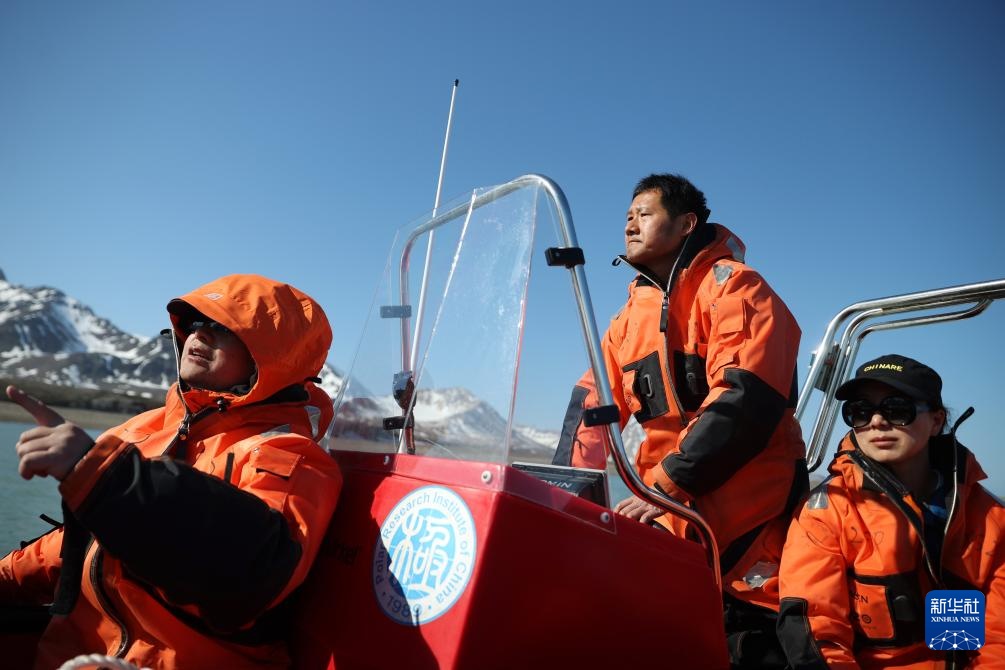 跟随科考队员走近极地冰川