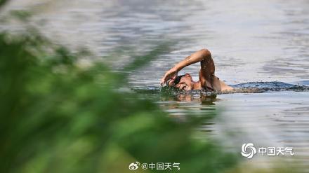 消暑纳凉 北京亮马河夏日里的惬意生活