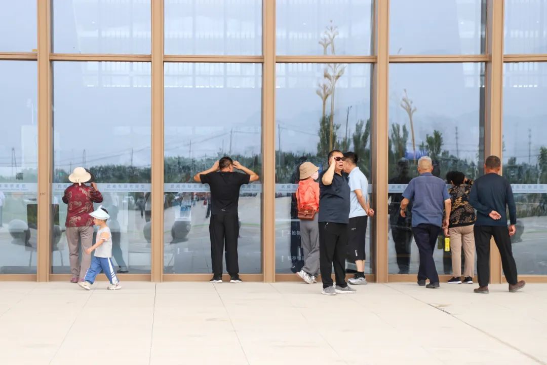 好多人!这座高铁站还没投用,就被围观了…… 好多人!这座高铁站还没投用,就被围观了……