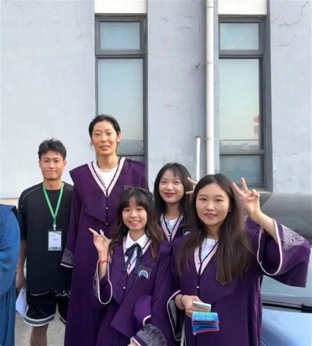 排球女将朱婷北师大硕士毕业,网友晒出合照,郎平也是校友 排球女将朱婷北师大硕士毕业,网友晒出合照,郎平也是校友