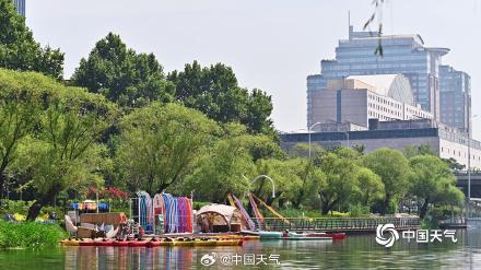 消暑纳凉 北京亮马河夏日里的惬意生活