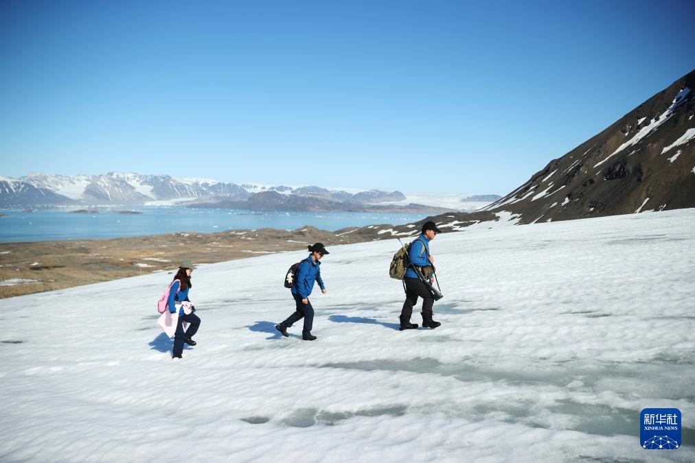 跟随科考队员走近极地冰川