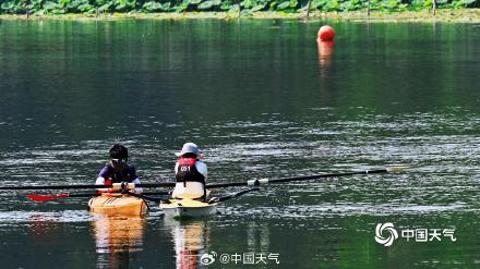 消暑纳凉 北京亮马河夏日里的惬意生活