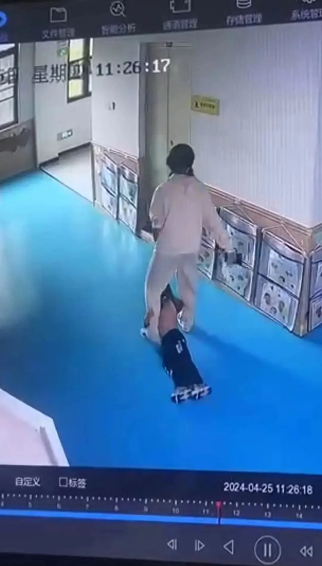 167条虐待记录!官方通报:涉事教师被解聘,园长停职 167条虐待记录!官方通报:涉事教师被解聘,园长停职