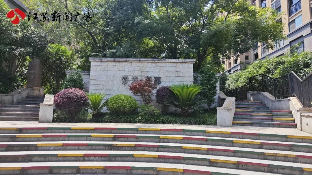 小区顶楼变“水帘洞” 屋内损失谁承担？