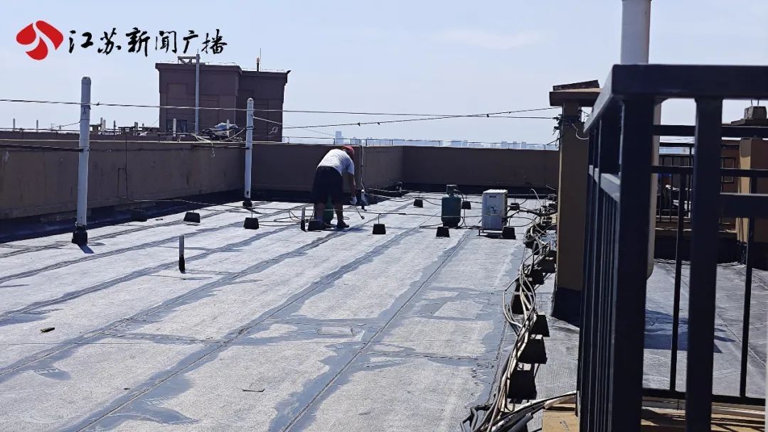 小区顶楼变“水帘洞” 屋内损失谁承担？