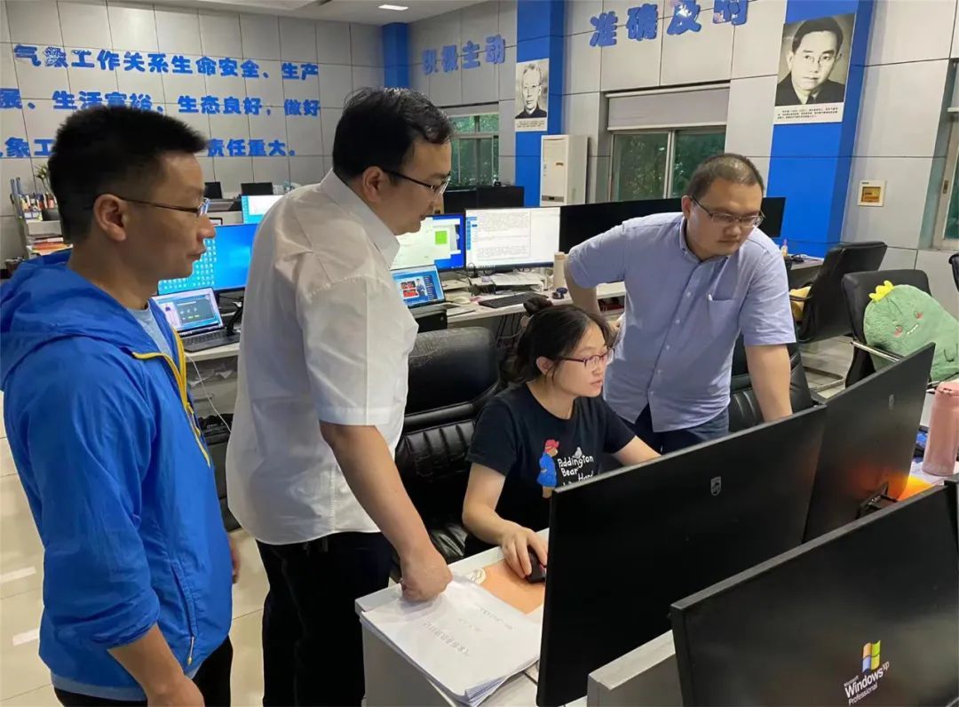 “战长沙”！湖南长沙暴雨，这组照片记录气象人的24小时