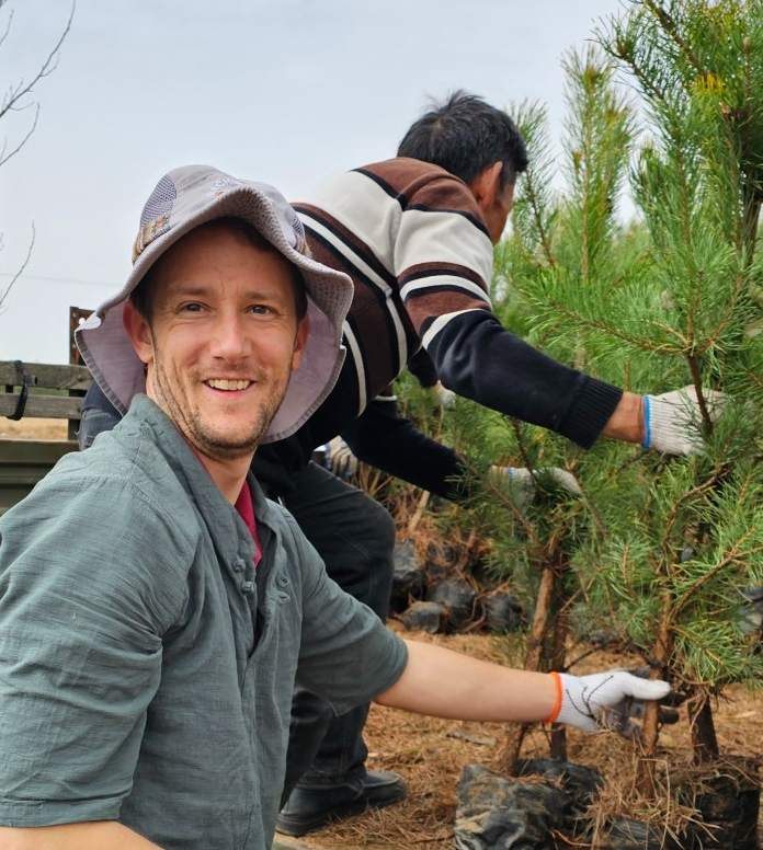 只因多看了她一眼，美国小伙连续10年到内蒙古植树