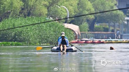 消暑纳凉 北京亮马河夏日里的惬意生活