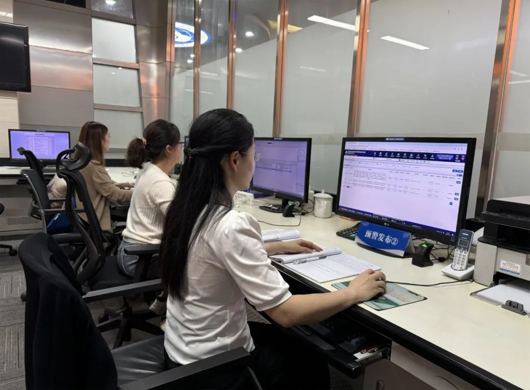 “战长沙”！湖南长沙暴雨，这组照片记录气象人的24小时