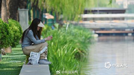 消暑纳凉 北京亮马河夏日里的惬意生活