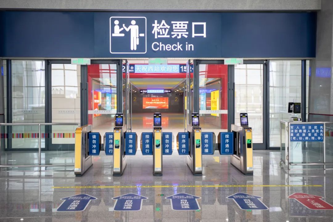 好多人!这座高铁站还没投用,就被围观了…… 好多人!这座高铁站还没投用,就被围观了……