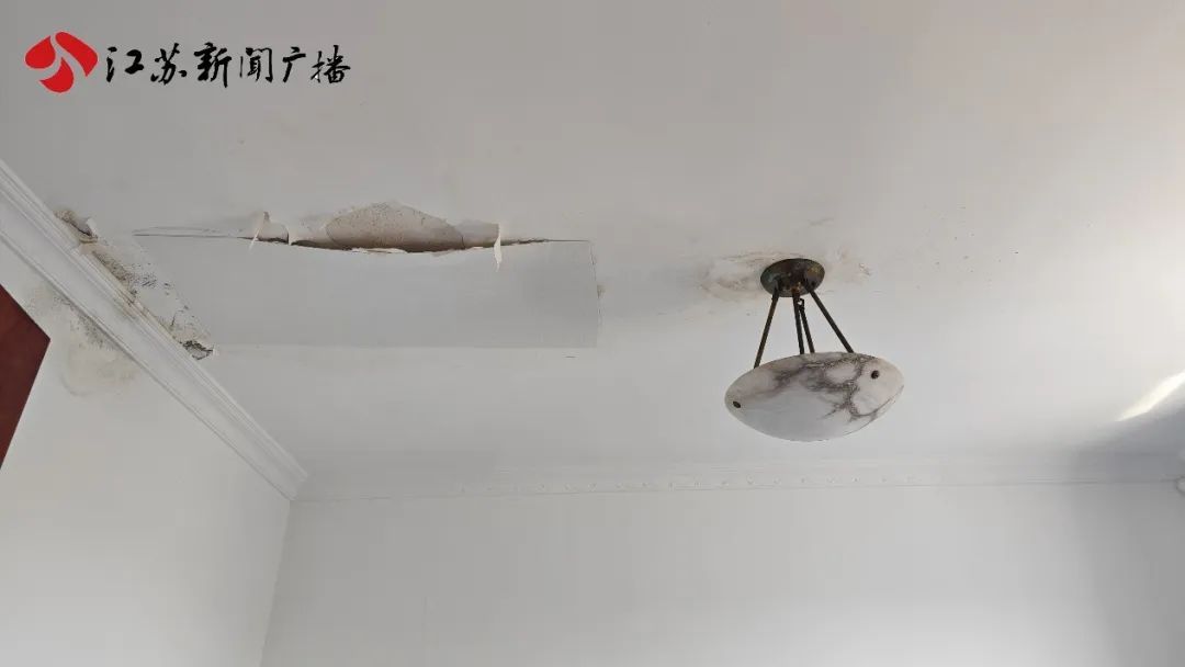 小区顶楼变“水帘洞” 屋内损失谁承担？