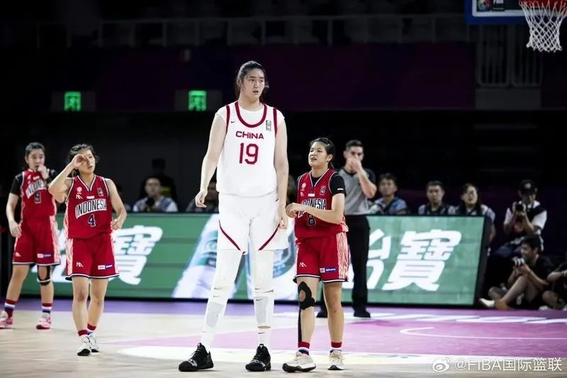 “女版姚明”44分硬控对手！山东姑娘张子宇，进击的巨人