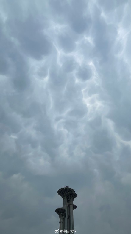 北京出现大片乳状云 大部将有雷雨或影响晚高峰