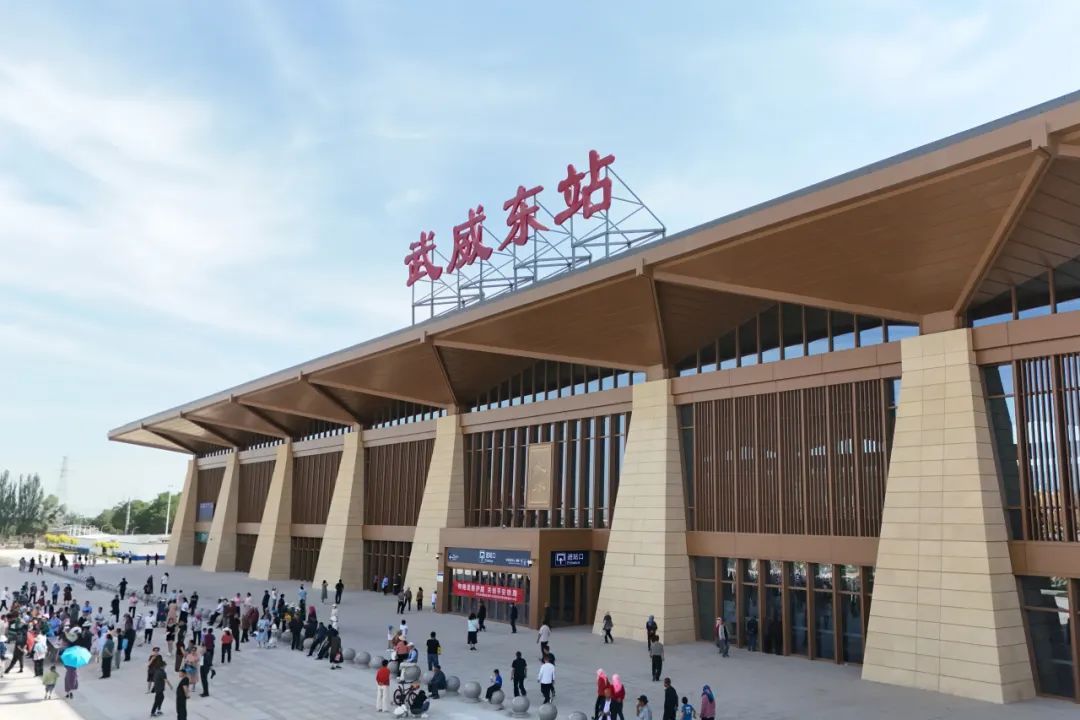 好多人!这座高铁站还没投用,就被围观了…… 好多人!这座高铁站还没投用,就被围观了……