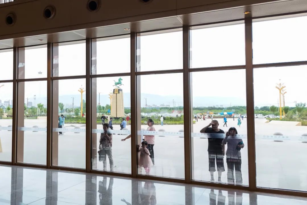 好多人!这座高铁站还没投用,就被围观了…… 好多人!这座高铁站还没投用,就被围观了……