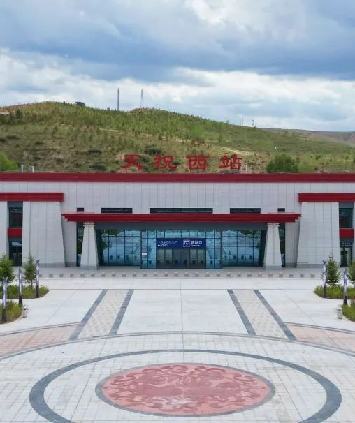 好多人!这座高铁站还没投用,就被围观了…… 好多人!这座高铁站还没投用,就被围观了……