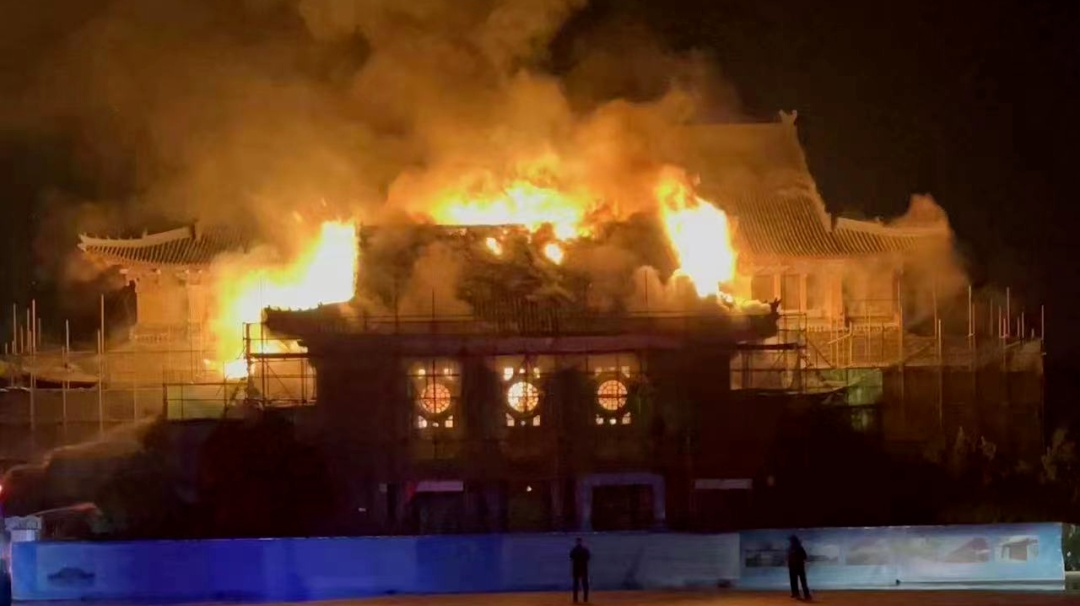 一宫庙突发火灾,屋顶瞬间被烧穿! 一宫庙突发火灾,屋顶瞬间被烧穿!