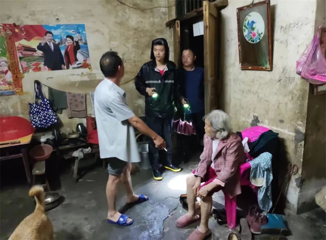 “战长沙”！湖南长沙暴雨，这组照片记录气象人的24小时